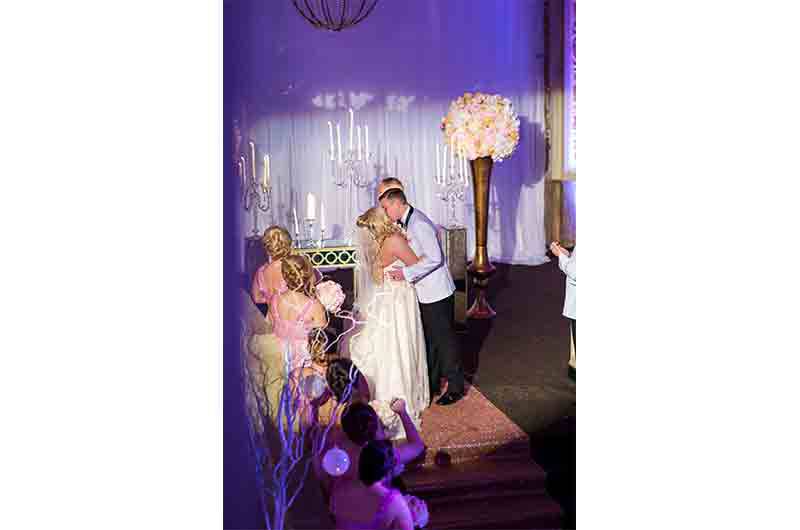 Cadre Building bride and groom kiss