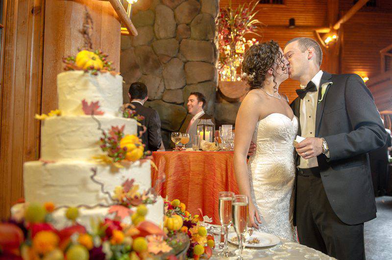 Memphis Zoo couple with cake