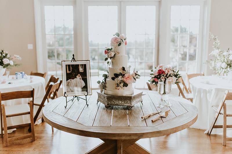 Amanda White And Steve McCorkle Cake Table